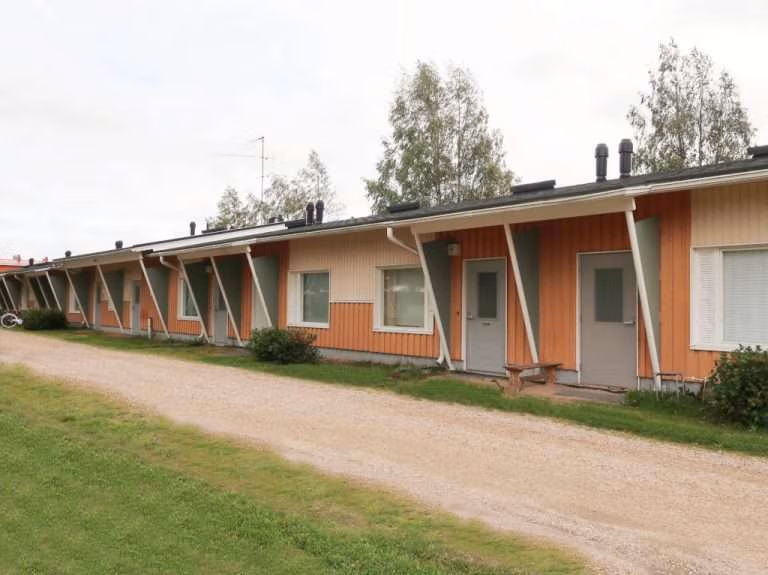 Saratien rivitaloasunto kesällä.