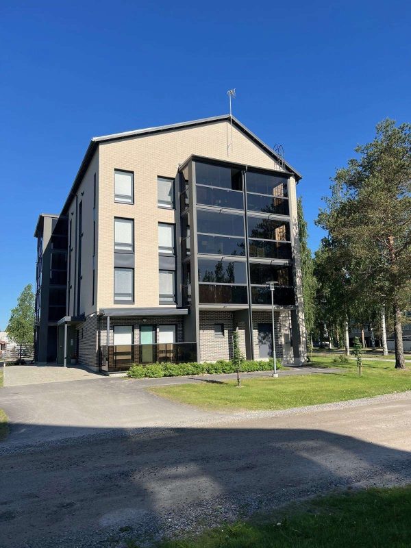 Kyntäjäntie 2 kerrostalo kesällä kuvattuna.